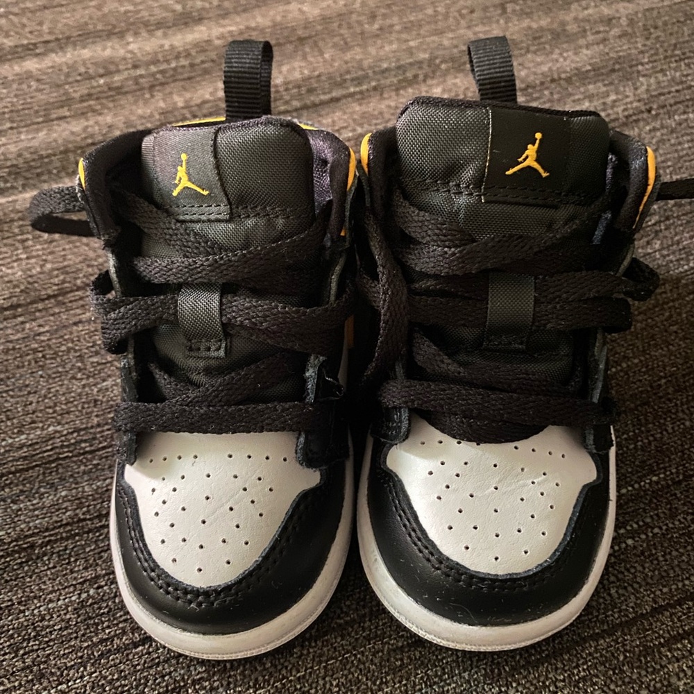 Nike Air Jordan University Gold